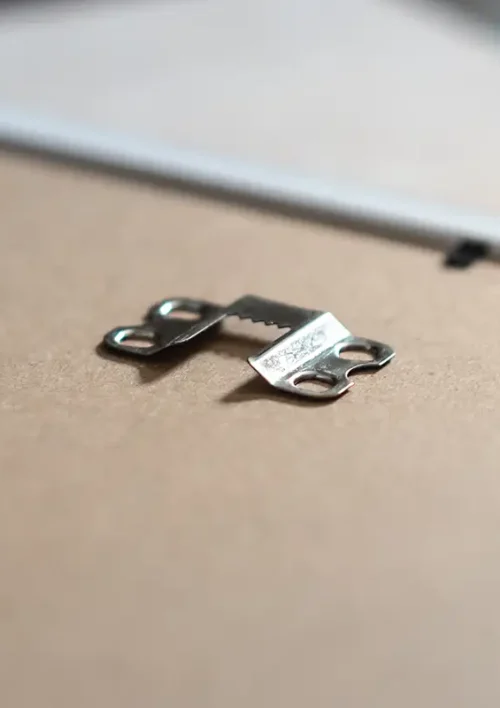 Accroche cadre en bois Accroche cadre en bois. Carré, A4 et A3. Denadda