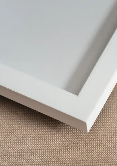 Cadre en bois blanc. DENADDA