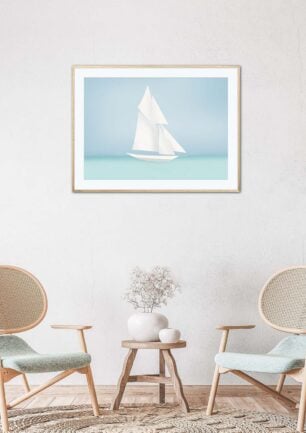 Affiche Pen Duick dans un cadre, dessin du bateau d'Eric Tabarly, un voilier qui vogue sur l'océan, poster, décoration intérieur, tableau d'une illustration minimaliste de DENADDA.