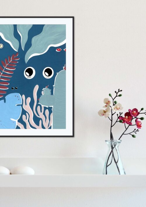 Tableau d'une tortue de mer "Eya in the night" DENADDA Affiche tortue Eya dans un cadre, dessin d'une tortue de mer dans la nuit, poster, décoration intérieur, tableau d'une illustration minimaliste de DENADDA.