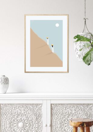 Affiche zen dans un cadre, deux femmes font l'ascension d'une dune, poster, décoration intérieur, tableau d'une illustration minimaliste de DENADDA.