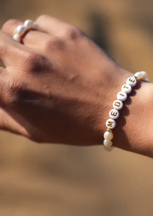 Bracelet à personnaliser - Love note Bracelet message personnalisé. Lettres et perles d'eau douce. Bijou fait main par DENADDA
