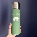 Thermos isotherme à café ou thé. Gourde de randonnée qui gardera au froid votre boisson toute la journée. L'ours KIKI de DENADDA et son toucher doux soft touch