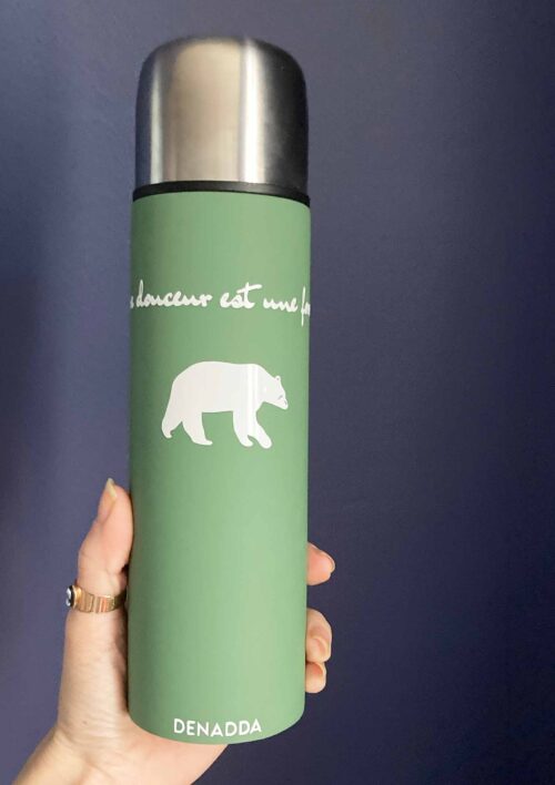 Thermos avec tasse intégrée - La souplesse est une force - L'ours KIKI soft touch Thermos isotherme à café ou thé. Gourde de randonnée qui gardera au froid votre boisson toute la journée. L'ours KIKI de DENADDA et son toucher doux soft touch