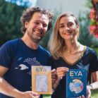 Auteur française, Elma Bouthors présente son livre pour enfant. EYA une petite tortue de mer. Collection DENADDA