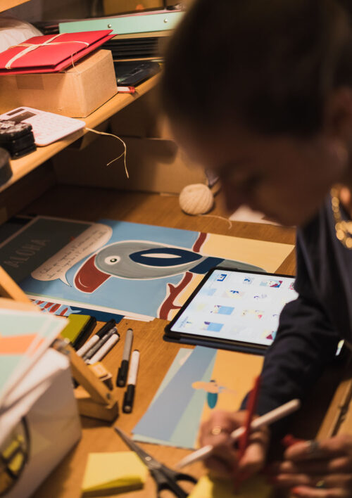 Elma dans son atelier à Montreuil Elma dans son atelier d'artiste à Montreuil réalise des affiches en Édition limitée. Denadda