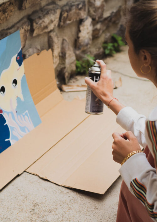 Protection des affiches DENADDA avec une bombe de vernis anti UV Protection d'une affiche Denadda avec une bombe de vernis anti UV.
