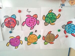 Atelier créatif scolaire, Eya la petite tortue. dessin par les élèves d'une école primaire. DENADDA