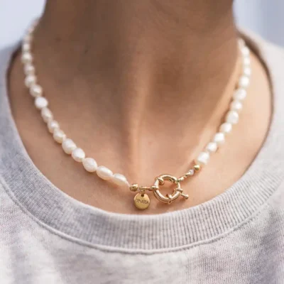 Collier perles d'eau douce blanche avec fermoir plaqué or. Bijou fait à la main par Elma de DENADDA.