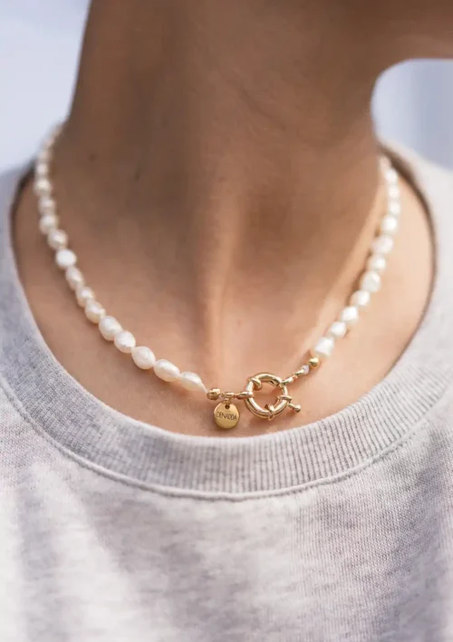 Collier en perles d'eau douce - Pure Collier perles d'eau douce blanche avec fermoir plaqué or. Bijou fait à la main par Elma de DENADDA.