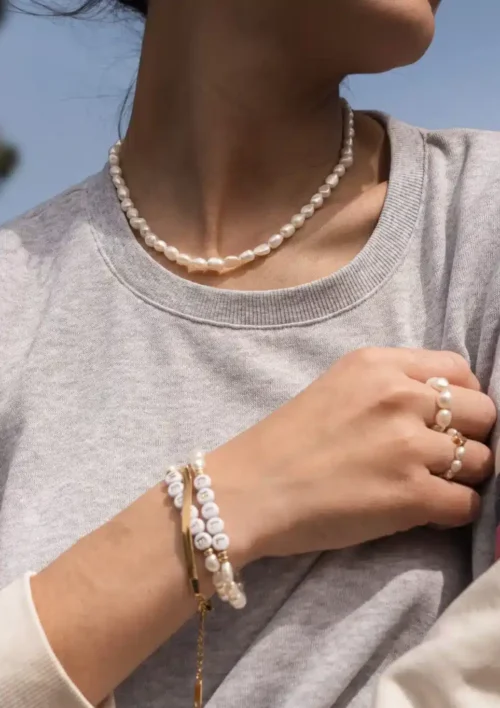 Collection bijoux en perles d'eau douce Bijoux faits main en perle d'eau douce de la collection DENADDA. Colliers, bagues, bracelets