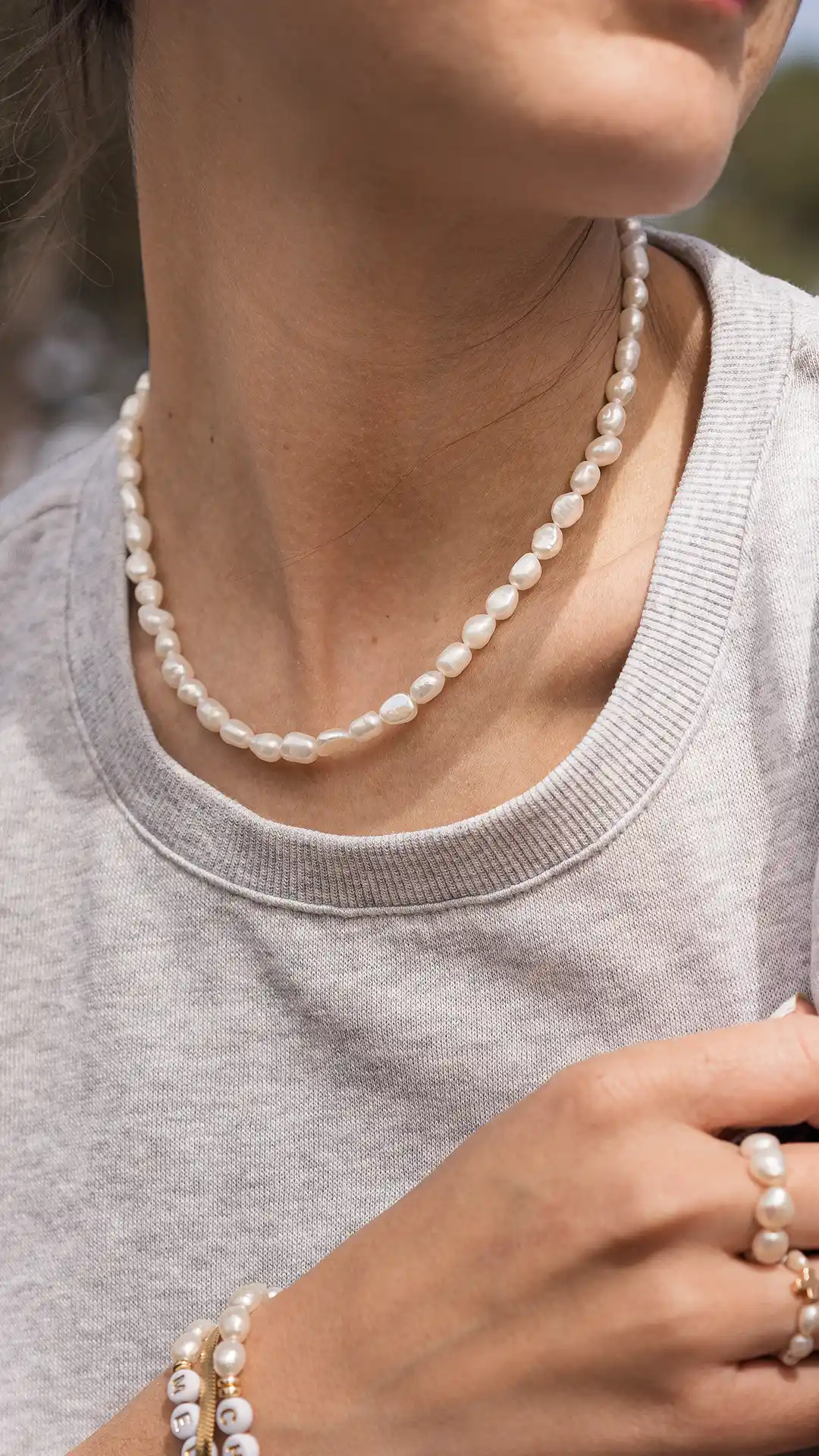 Elma raconte l'histoire du bijou Pure, un collier en perle d'eau douce pour les femmes. Un bijou fait main par DENADDA.