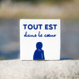 Pancarte en bois zen fait main couleur blanc décoration intérieur avec message tout est dans le coeur. Denadda