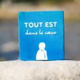 Pancarte en bois déco bleu fait main avec message tout est dans le coeur. Denadda