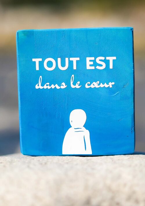Pancarte en bois - Mémo - Tout est dans le coeur Pancarte en bois déco bleu fait main avec message tout est dans le coeur. Denadda