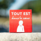 Pancarte en bois fait main couleur rouge décoration intérieur avec message tout est dans le coeur. Denadda
