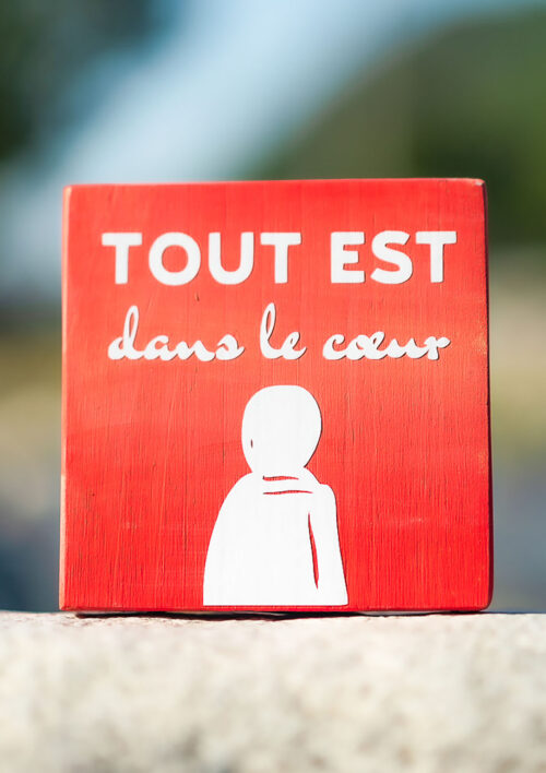 Pancarte en bois fait main couleur rouge décoration intérieur avec message tout est dans le coeur. Denadda