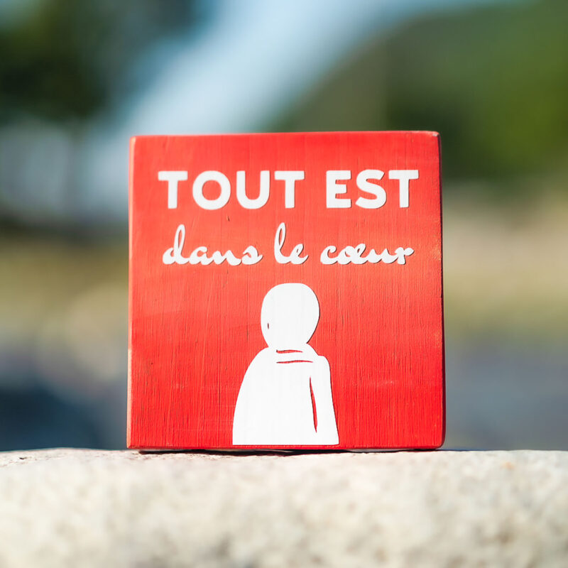 Pancarte en bois fait main couleur rouge décoration intérieur avec message tout est dans le coeur. Denadda