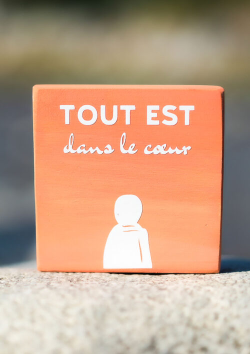 Pancarte en bois - Mémo - Tout est dans le coeur Pancarte en bois décoration intérieur, couleur orange, fait main avec message tout est dans le coeur. Denadda