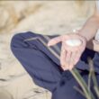 Porte bonheur EYA, une pierre unique pure et naturelle de l'océan atlantique pour pratiquer la méditation de ce coffret zen. DENADDA