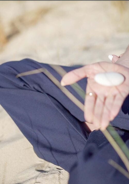 Porte bonheur EYA - Tome I Porte bonheur EYA, une pierre unique pure et naturelle de l'océan atlantique pour pratiquer la méditation de ce coffret zen. DENADDA