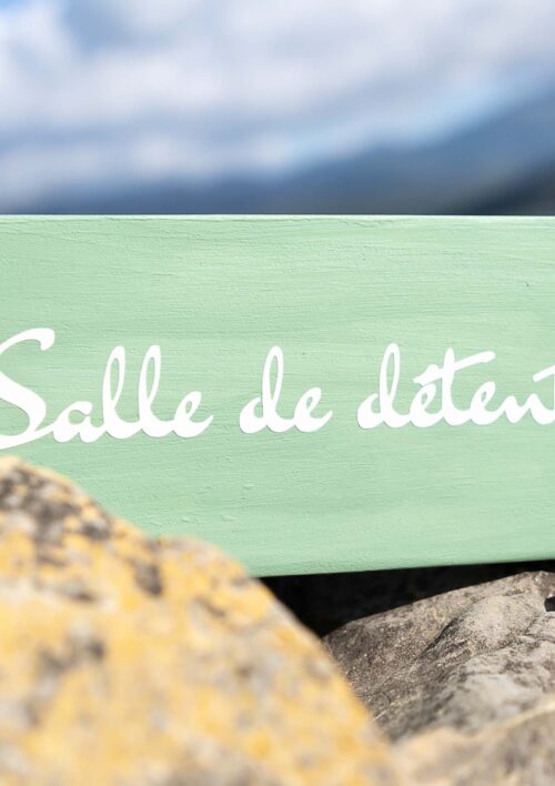 Pancarte en bois vert - Salle de détente - DENADDA Décoration salle d'attente ou cabinet de sophrologie pancarte en bois vert avec texte salle de détente. Création artisanale par DENADDA.