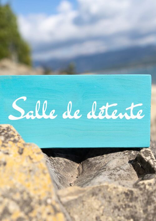 Pancarte en bois bleu ciel - Salle de détente - DENADDA Décoration salle d'attente ou cabinet de sophrologie pancarte en bois bleu ciel avec texte salle de détente. Création artisanale par DENADDA.