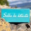 Décoration salle d'attente pancarte en bois bleu ciel avec texte salle de détente. Création artisanale par DENADDA.