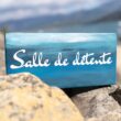 Décoration salle d'attente pancarte bois bleu nuit avec texte salle de détente. Création artisanale par DENADDA.