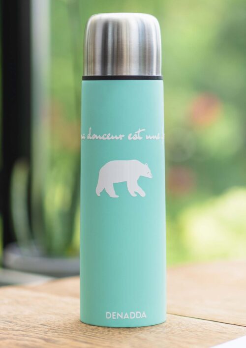 Thermos avec tasse intégrée - La souplesse est une force - L'ours KIKI soft touch Gourde verte isotherme pour le café ou le thé. Une bouteille qui garde au chaud votre boisson préférée. La douceur est une force avec l'ours KIKI de DENADDA