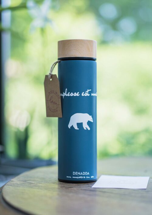 Jolie thermos isotherme bleu avec son bouchon bambou. Avec citation La souplesse est une force. Dessin de l'ours KIKI de DENADDA