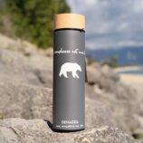 Bouteille isotherme thermos café de qualité ou thé. Couleur gris avec un ours blanc KIKI et citation de DENADDA : La souplesse est une force