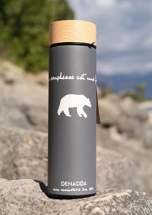 Thermos isotherme gris - La souplesse est une force - L'ours KIKI Bouteille isotherme thermos café de qualité ou thé. Couleur gris avec un ours blanc KIKI et citation de DENADDA : La souplesse est une force