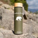 Thermos café isotherme. Couleur vert avec un ours blanc KIKI et citation de DENADDA : La souplesse est une force