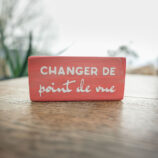 Pancarte bois message zen couleur orange. Texte d'une sophrologue professionnelle. Changer de point de vue. Fait main par DENADDA