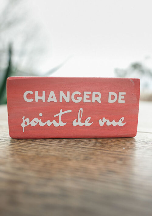 Pancarte en bois avec message zen - Changer de point de vue - Mémo DENADDA Pancarte bois message zen couleur orange. Texte d'une sophrologue professionnelle. Changer de point de vue. Fait main par DENADDA