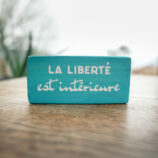 Pancarte bois message zen couleur bleu ciel. Phrase d'une sophrologue professionnelle. La liberté est intérieure. Fait main par DENADDA