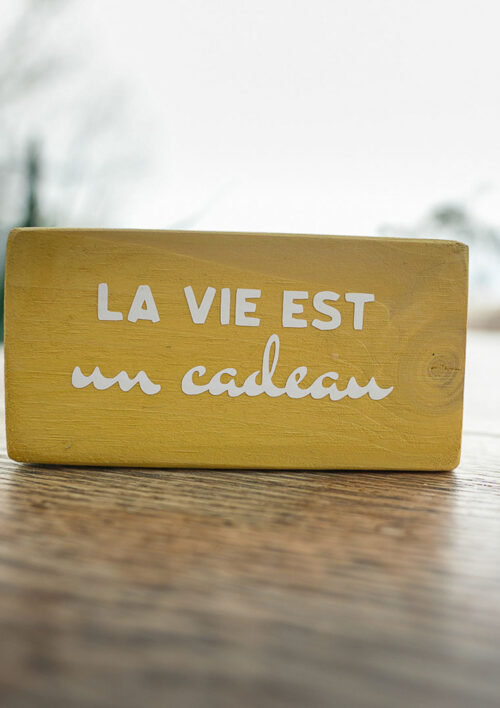 Pancarte en bois avec message zen - La vie est un cadeau - Mémo DENADDA Pancarte bois message zen couleur jaune. Aphorismes d'une sophrologue professionnelle. La vie est un cadeau. Fait main par DENADDA