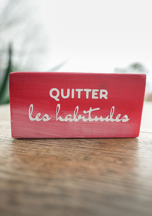 Pancarte en bois avec message zen - Quitter les habitudes - Mémo DENADDA Pancarte bois message zen couleur rouge. Les mots d'une sophrologue professionnelle. Quitter les habitudes. Fait main par DENADDA