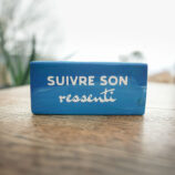 Pancarte bois message zen couleur bleu. Les mots de Marie-claire Bouthors sophrologue professionnelle. Suivre son ressenti. Fait main par DENADDA