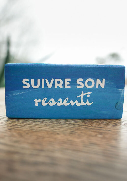 Pancarte en bois avec message zen - Suivre son ressenti - Mémo DENADDA Pancarte bois message zen couleur bleu. Les mots de Marie-claire Bouthors sophrologue professionnelle. Suivre son ressenti. Fait main par DENADDA