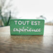 Pancarte bois message zen couleur vert. Écrit par une sophrologue professionnelle. Tout est expérience. Fait main par DENADDA