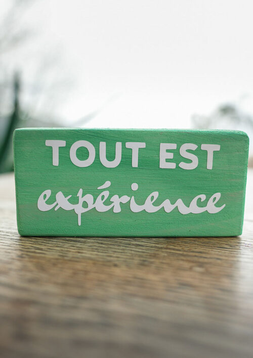 Pancarte en bois avec message zen - Tout est expérience - Mémo DENADDA Pancarte bois message zen couleur vert. Écrit par une sophrologue professionnelle. Tout est expérience. Fait main par DENADDA