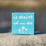 Pancarte décorative en bois couleur bleu ciel avec message la réalité est un rêve. Fait main par DENADDA