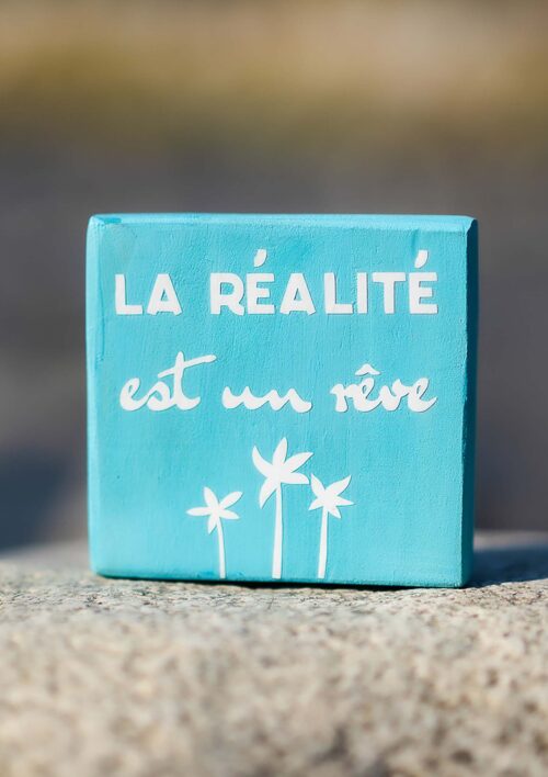 Pancarte en bois - Mémo - La réalité est un rêve Pancarte décorative en bois couleur bleu ciel avec message la réalité est un rêve. Fait main par DENADDA