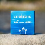 Pancarte décorative en bois couleur bleu avec message la réalité est un rêve. Fait main par DENADDA