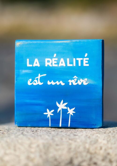 Pancarte en bois - Mémo - La réalité est un rêve Pancarte décorative en bois couleur bleu avec message la réalité est un rêve. Fait main par DENADDA