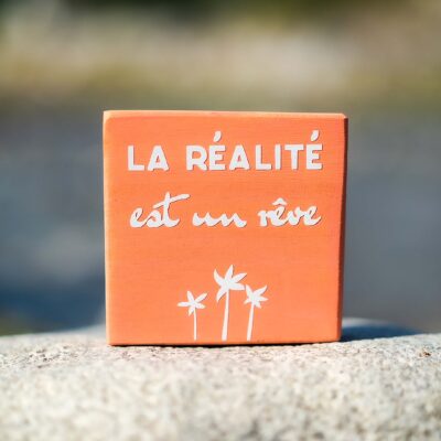 Pancarte décorative en bois couleur orange avec message la réalité est un rêve. Fait main par DENADDA