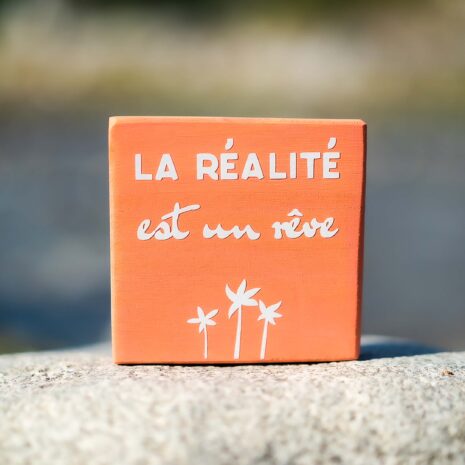 Pancarte décorative en bois couleur orange avec message la réalité est un rêve. Fait main par DENADDA
