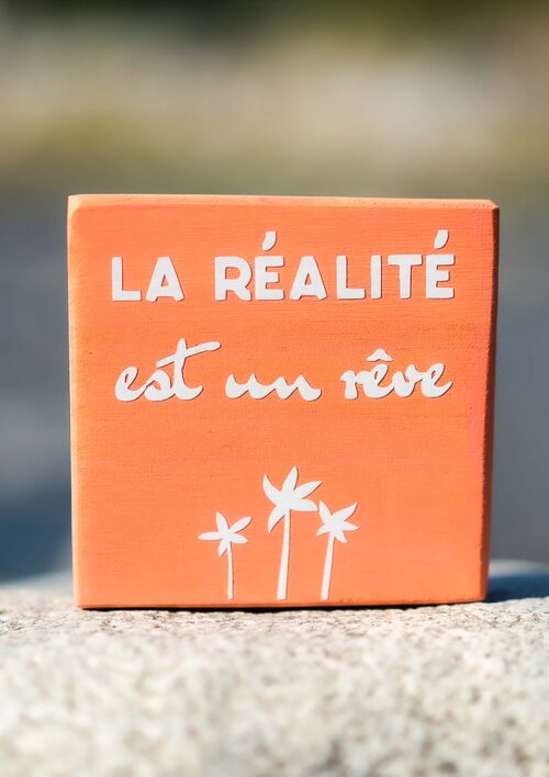 Pancarte décorative en bois couleur orange avec message la réalité est un rêve. Fait main par DENADDA